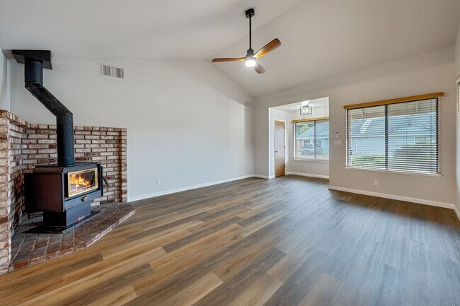 Foto del edificio - Updated 2 Bed, 2 Bath Duplex with Private Fenced Yard in Rescue!