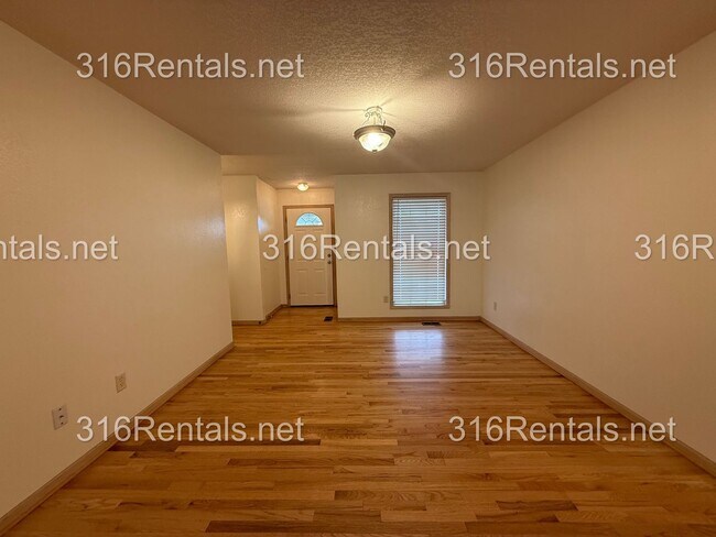 Building Photo - $1,595 - 3 bed 2 bath - Beautiful Remodeled Duplex Home Available Now!