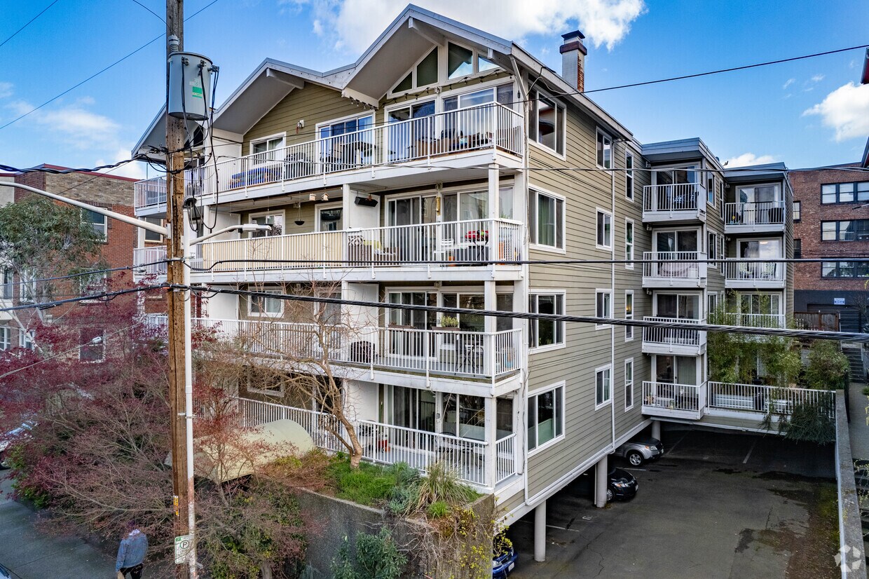 Exterior - 308 Summit Ave E