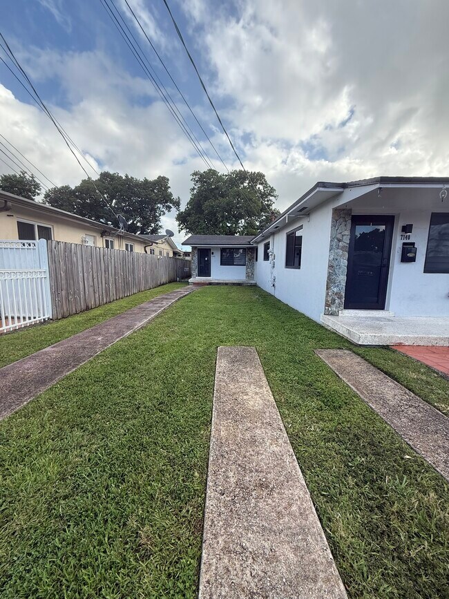 Vista frontal - 7142 SW 22nd St