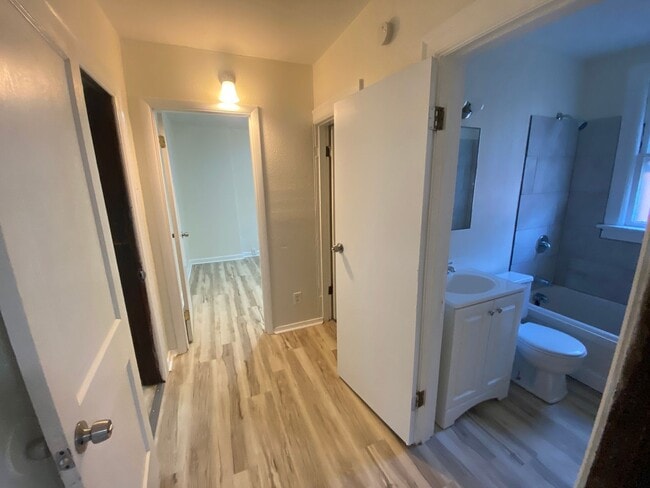Building Photo - Brick Two Bedroom in Jennings