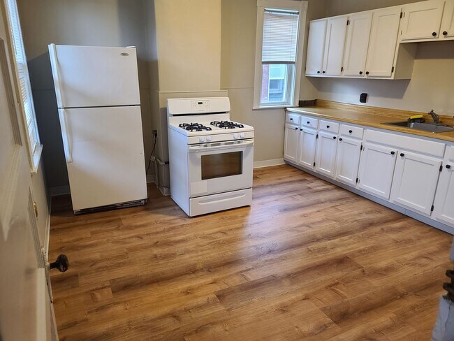 Foto del edificio - Sunny Renovated Oak Sq. Brighton 4Bed; No ...