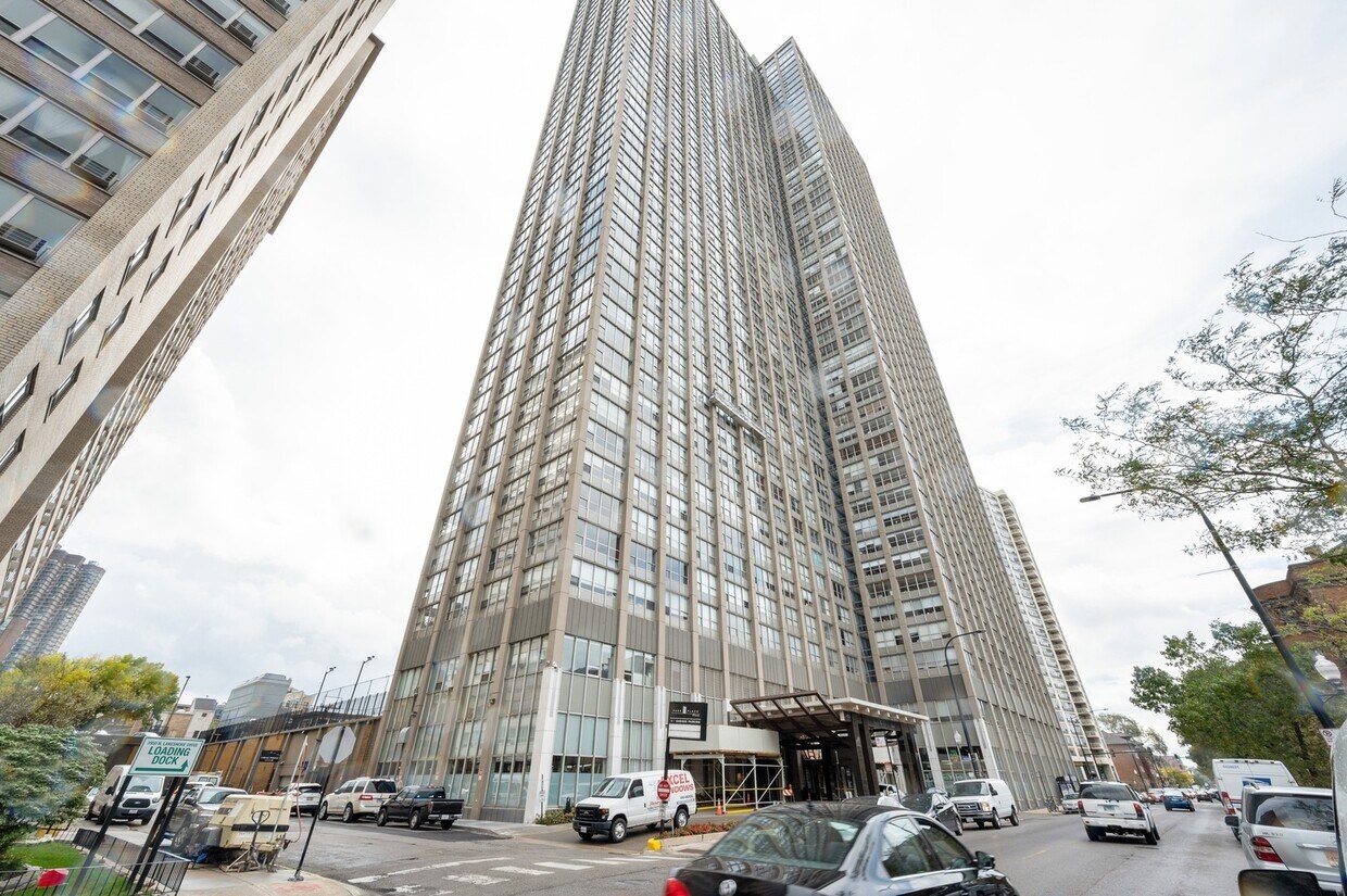 Foto principal - 655 W Irving Park Rd