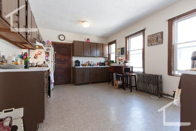 Foto del edificio - Huge 4 bed unit in Oak Square well below m...