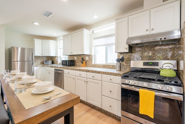 Foto del edificio - Enjoy stunning sunsets and beach living at its finest, Short Walk to Beach