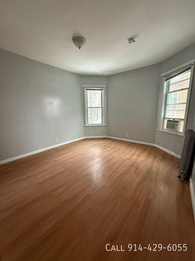 Foto del edificio - 584 Warburton Ave