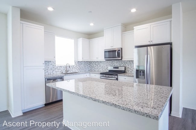 Building Photo - 2 br, 2.5 bath House - 519 Sandpiper Way