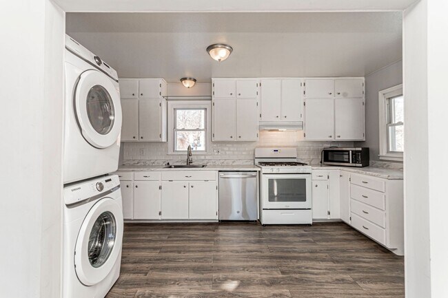 Foto del edificio - Please View 3D Virtual Walk-Through Before Scheduling a Showing