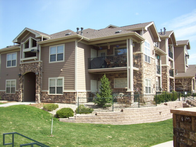 Building Photo - Terrific top floor condo in the lovely Cre...
