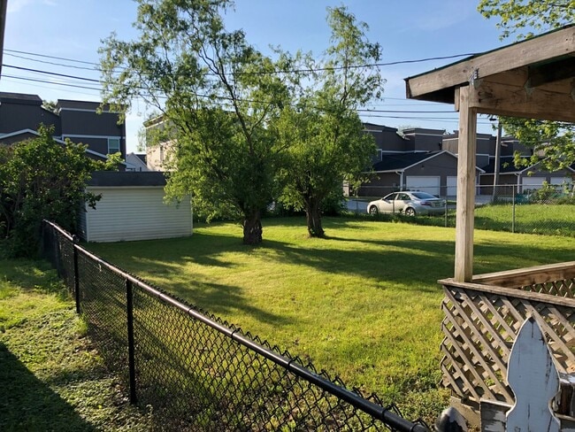 Building Photo - Awesome 2 bedroom 1 bath with basement, fe...