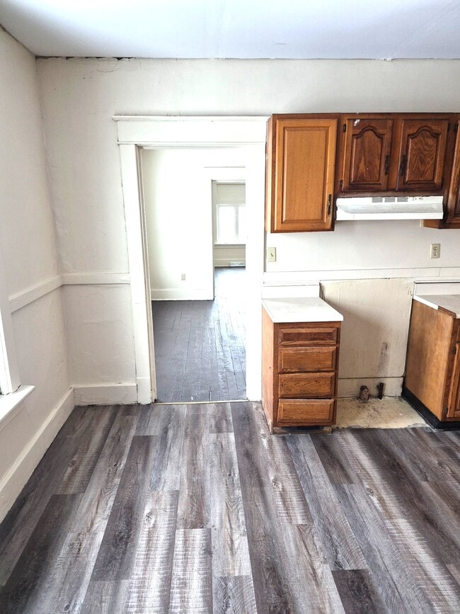 Building Photo - 601 E 12th St