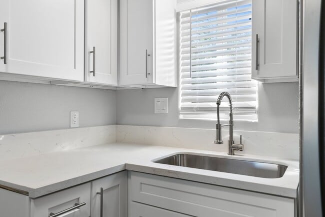 Building Photo - 2884 La Salle Ave