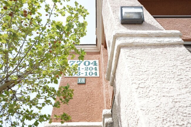Foto del edificio - 7704 Himalayas Ave
