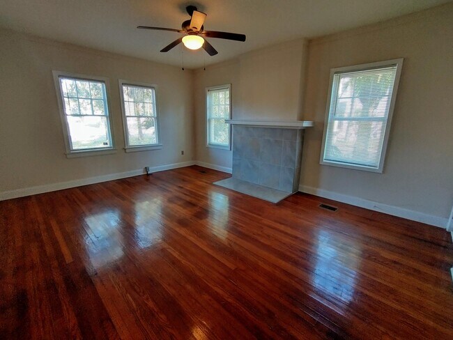 Spacious Living Room - 962 Cherry St