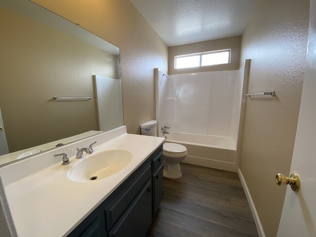 Building Photo - Very Spacious 2Bed & 1 Bath