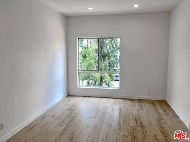 Foto del edificio - 301 S Swall Dr