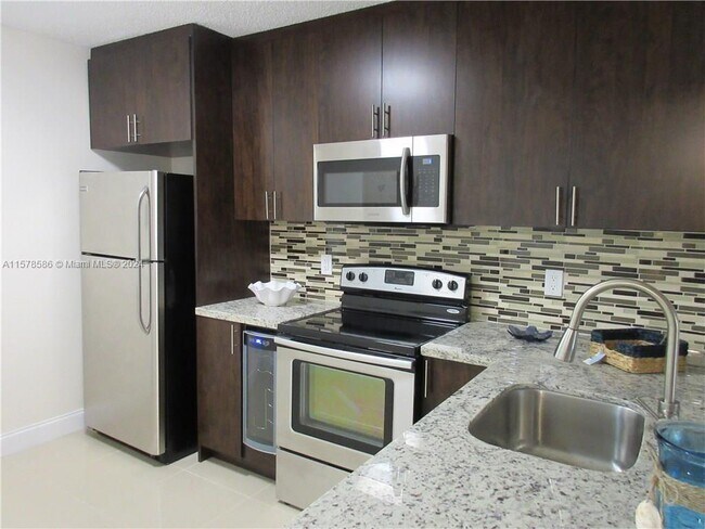 Foto del edificio - 3100 NW 42nd Avenue Unit D202