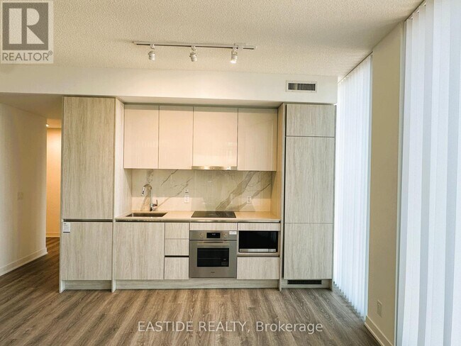 Photo du bâtiment - 180 Front St E