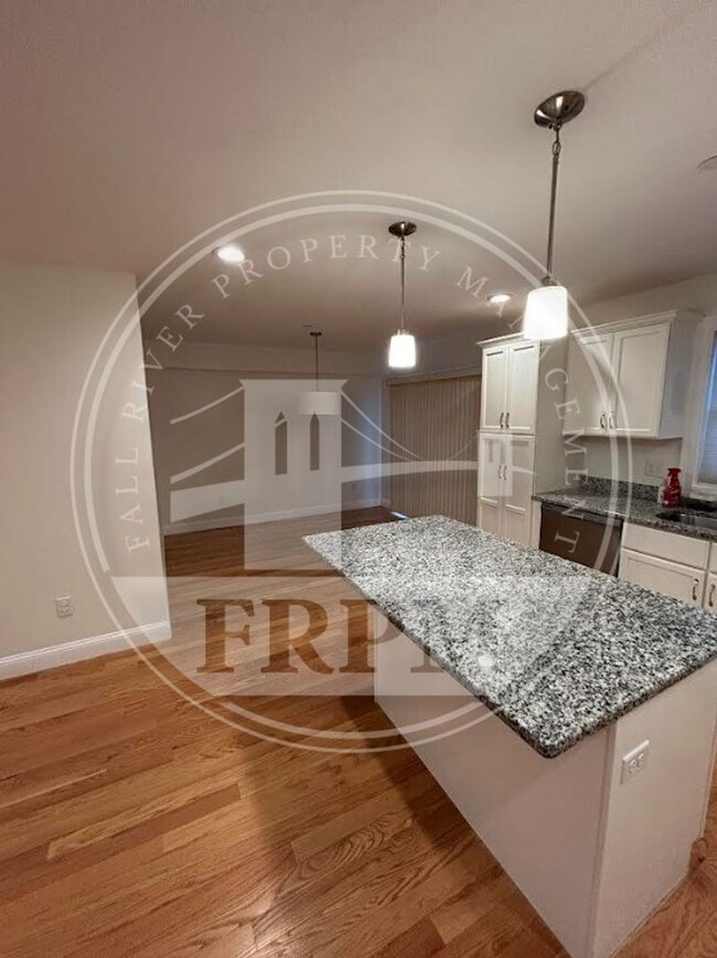 Foto del edificio - {375 Bay St. #303 Taunton, MA} 3 Bedroom 2...