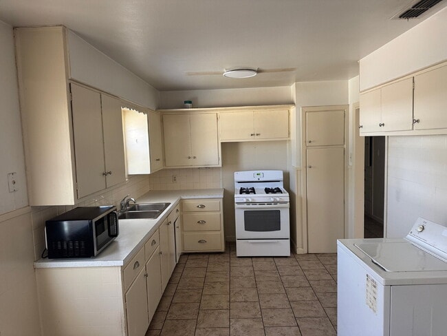 Foto del edificio - Cozy 2/1 Single-Family Home with Fresh Floors & 1-Car Garage