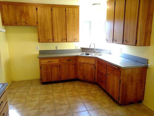 Building Photo - Rural Rainbow Duplex with Space