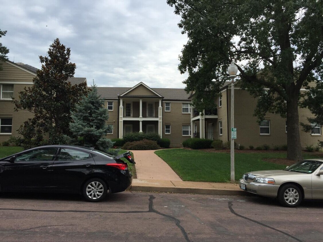 8142 Whitburn Dr Unit 203, Clayton, MO 63105 Condo for Rent in