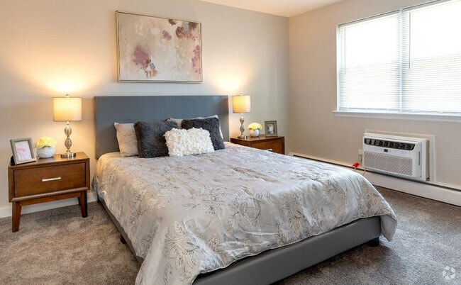Master Bedroom - Oak Hollow Apartments