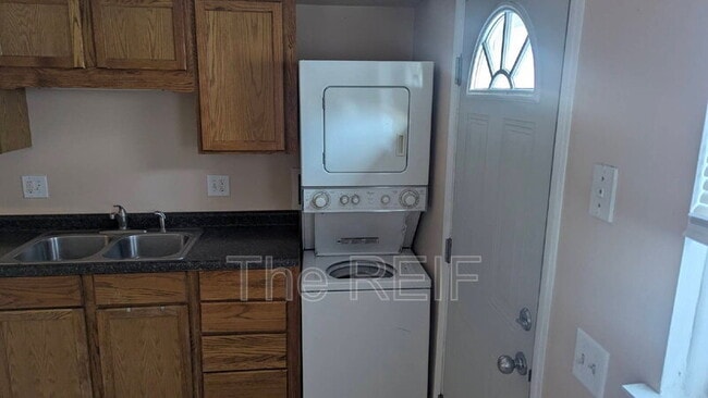 Building Photo - 721 Peachtree Pl