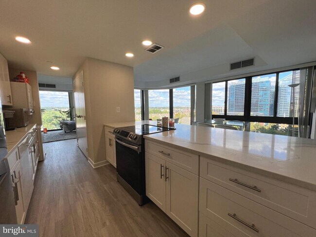 Building Photo - 1530 Key Blvd