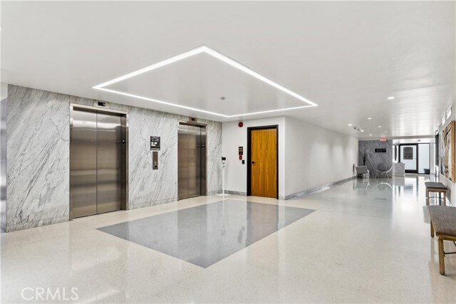 Foto del edificio - 818 N Doheny Dr