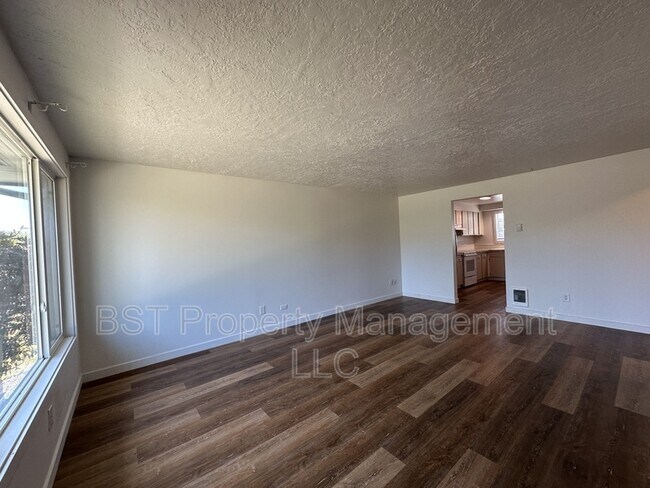 Foto del edificio - 740 N Main St