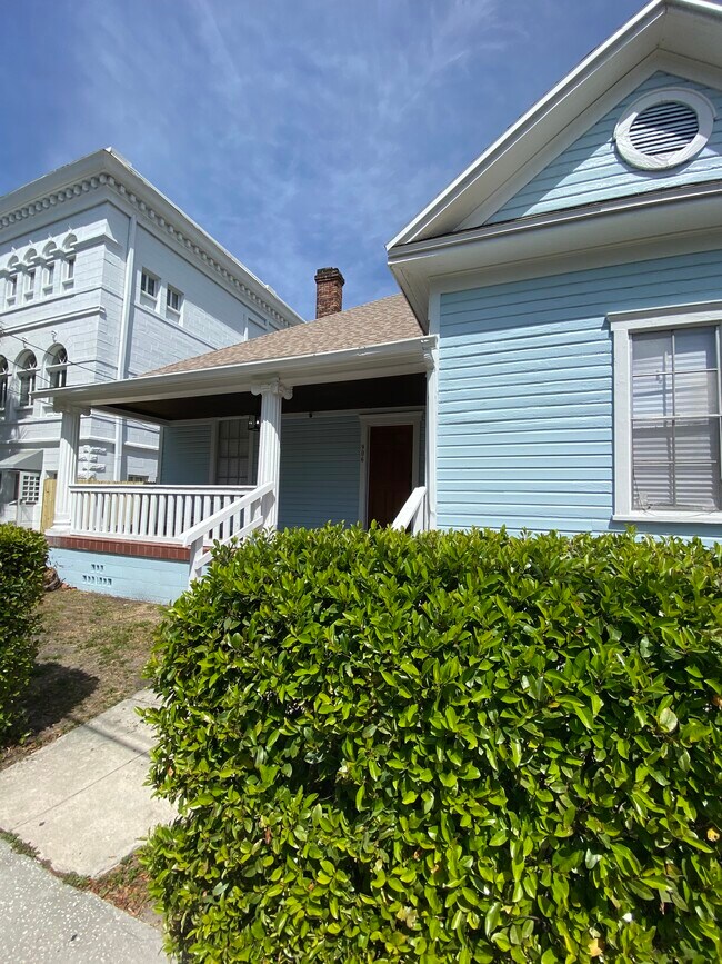 Building Photo - 906 E 11th Ave