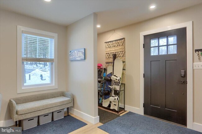 Foto del edificio - 1365 Roundtop Rd