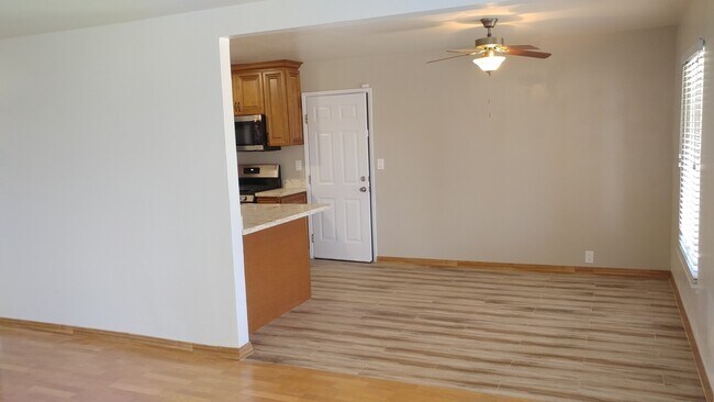Foto del edificio - AMAZING Updated 3 Bedroom/2 Bath Home in Good School Area! - BERRYESSA