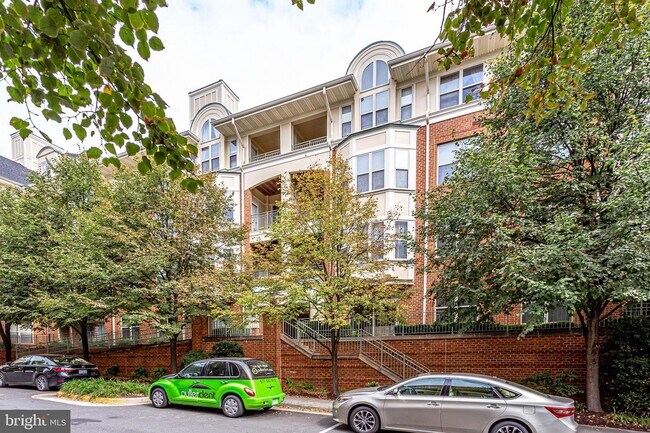 Building Photo - 1855 Stratford Park Pl