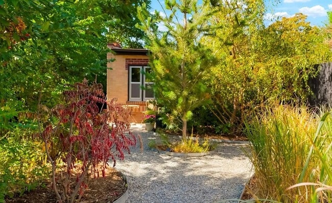 Building Photo - Charming 1BR Renovated Carriage House in D...