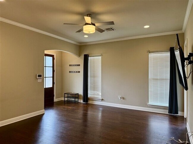 Foto del edificio - For Lease in Gated Cypress Place! Like-New...