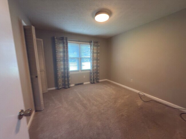 Foto del edificio - Spacious three bedroom, two bathroom with ...
