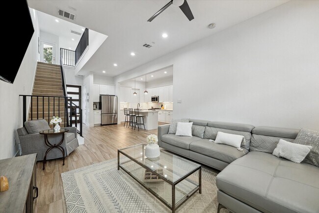 Foto del edificio - 5021 Creekmont Dr