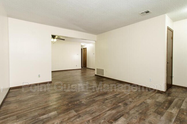 Foto del edificio - 422 N Rose Hill Rd