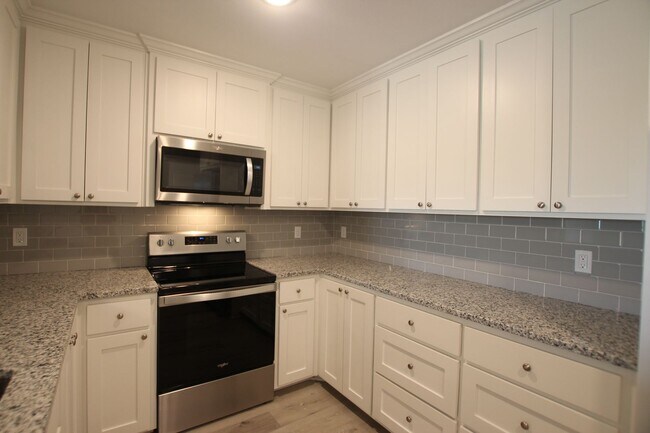 Foto del edificio - 2 Bedroom 2 Bath Townhome! Whitehouse ISD! 1/2 OFF FIRST FULL MONTH