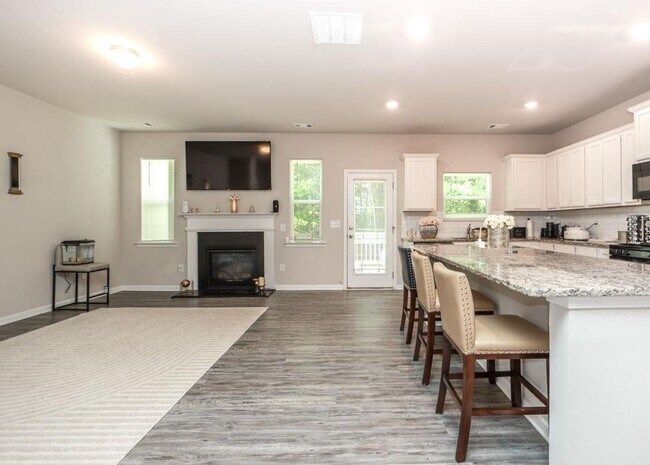 Building Photo - 317 Pinewood Dr