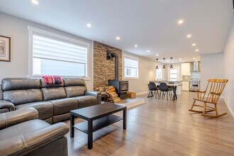 Building Photo - 1161-1162 2 Ave