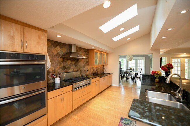 Building Photo - 712 Tropical Cir