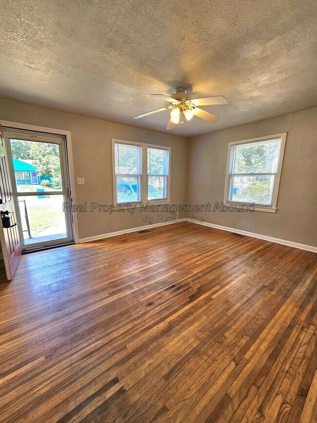 Foto del edificio - 4612 E 3rd St