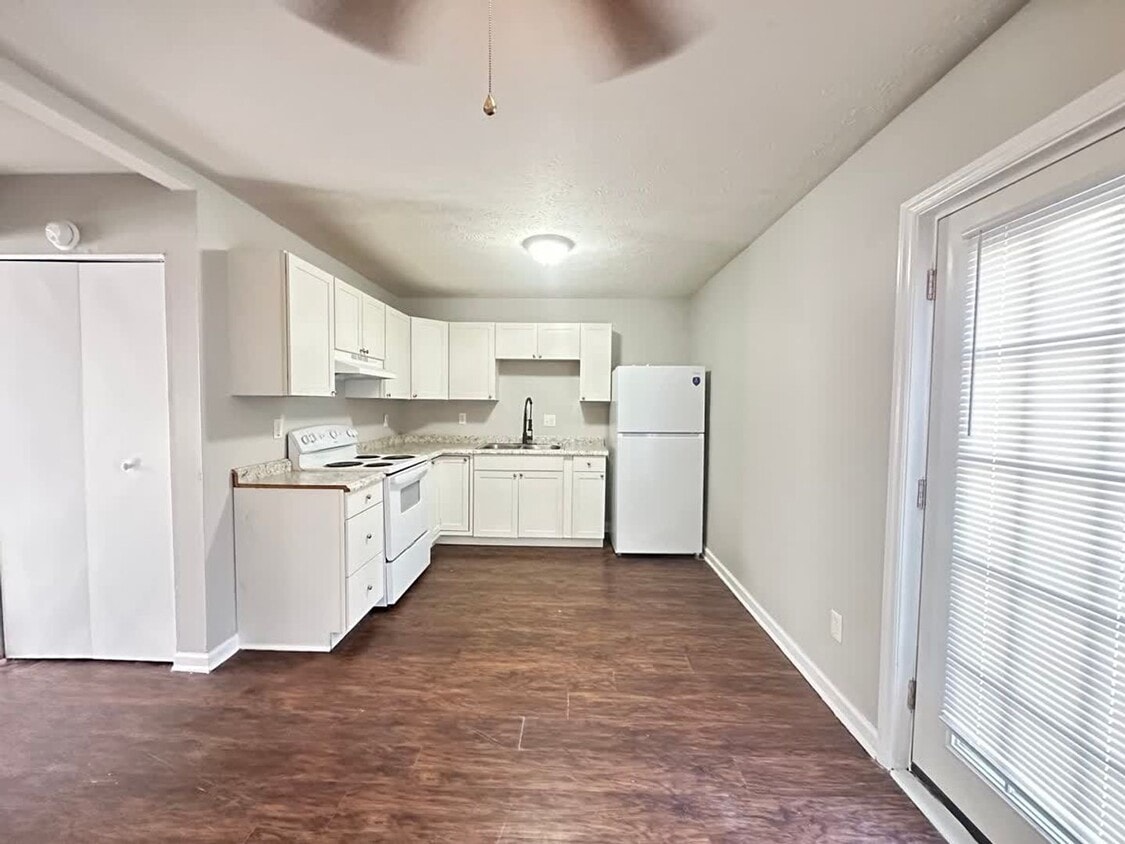 Primary Photo - 537 Toner St