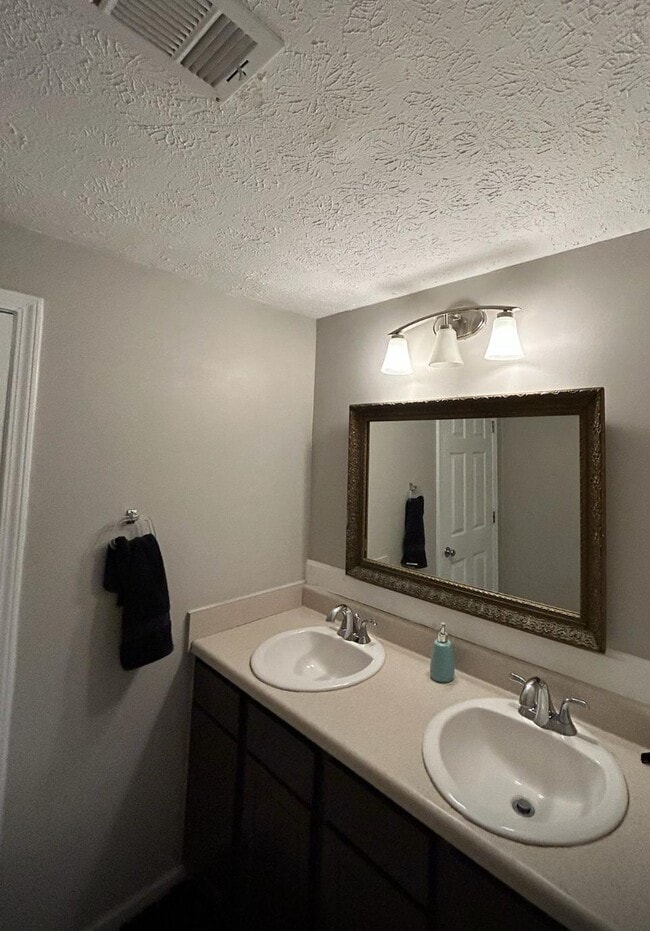 Shared bathroom - 4859 Post Oak Tritt Rd NE