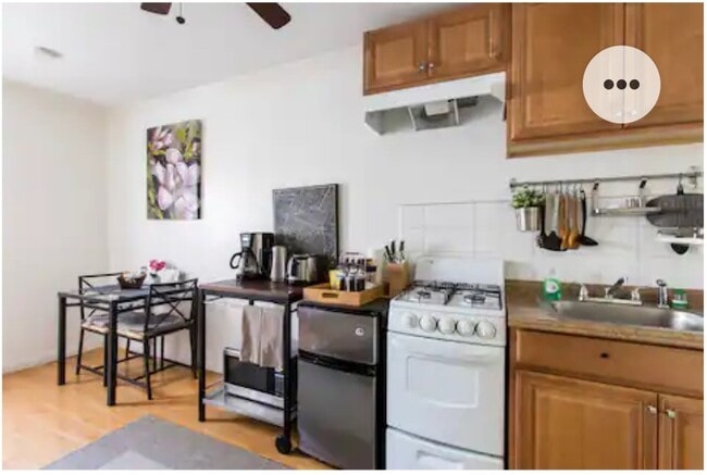 Full kitchen - 4630 Gainsborough Ave
