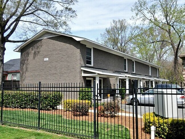 Foto del edificio - Spacious 2 Bedroom Townhome