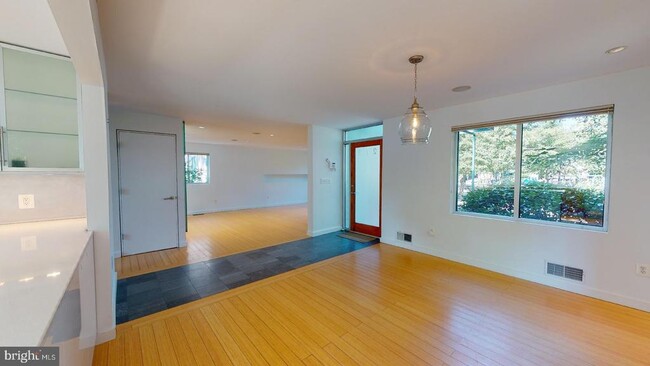 Foto del edificio - 213 E Raymond Ave
